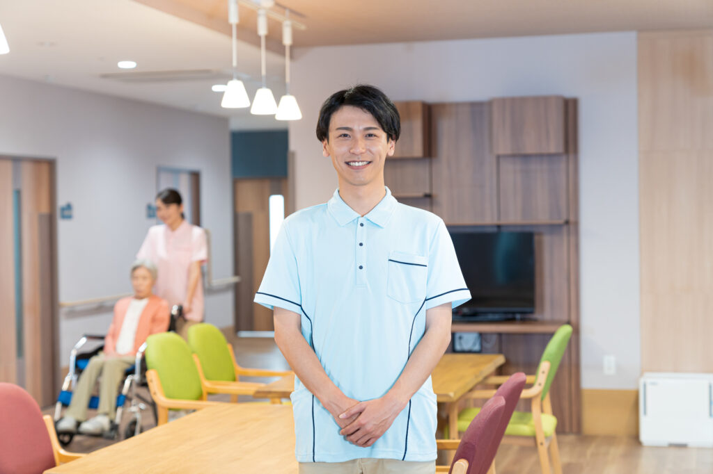 笑顔で迎える介護スタッフ